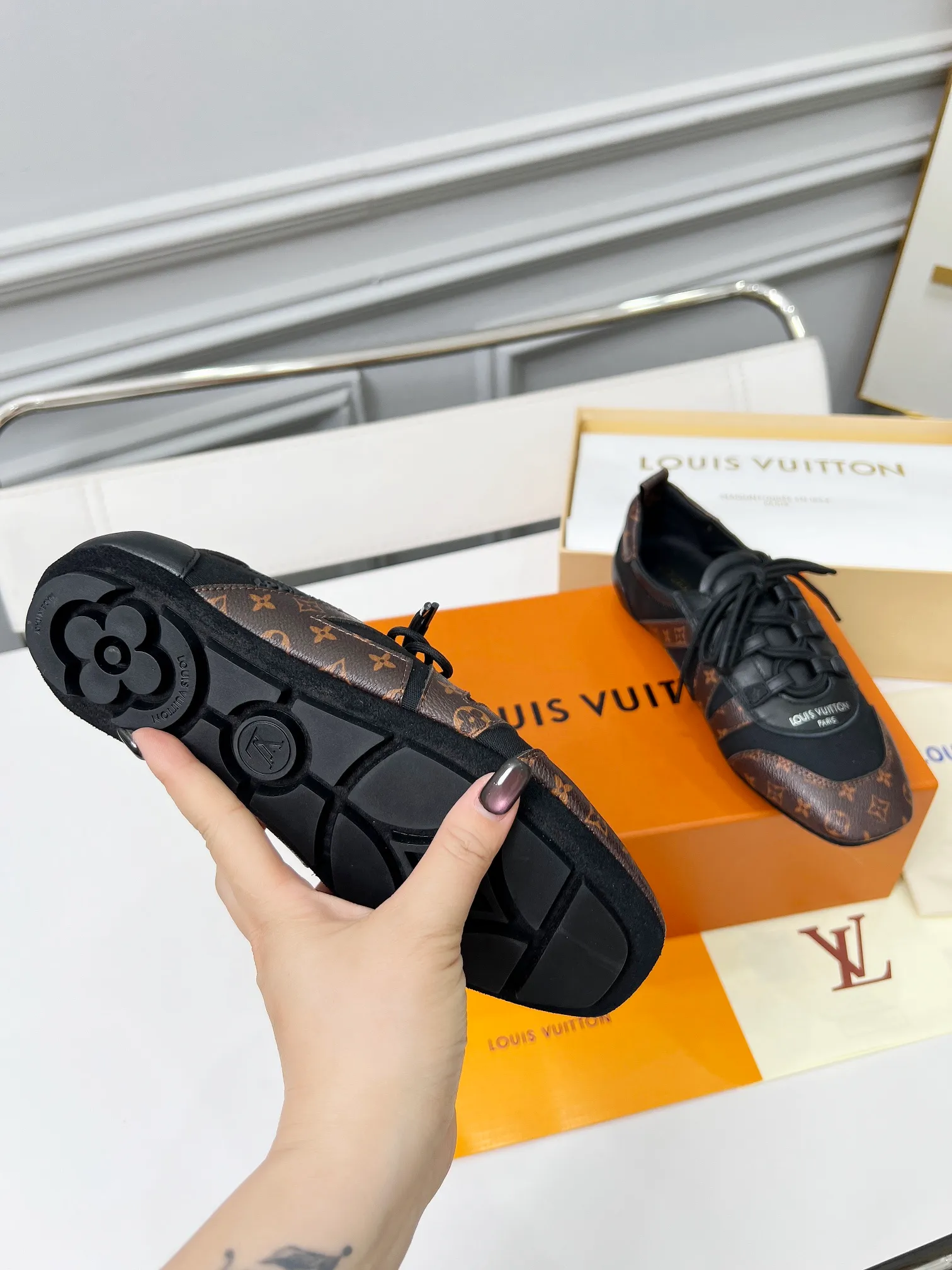 👟👟Ex-factory price 600👟👟 LV Sneakerina ballet-style sneakers are made of soft sheepskin and suede cow leather trimmings, and Monogram canvas is used to write the LV letters on the side, combining the light structure of ballet shoes with the comfortable texture of sneakers. Sacchetto craftsmanship and an injection-molded outsole complete the package, allowing for flexibility in a variety of looks. Code number: 35~41, colors are being updated...